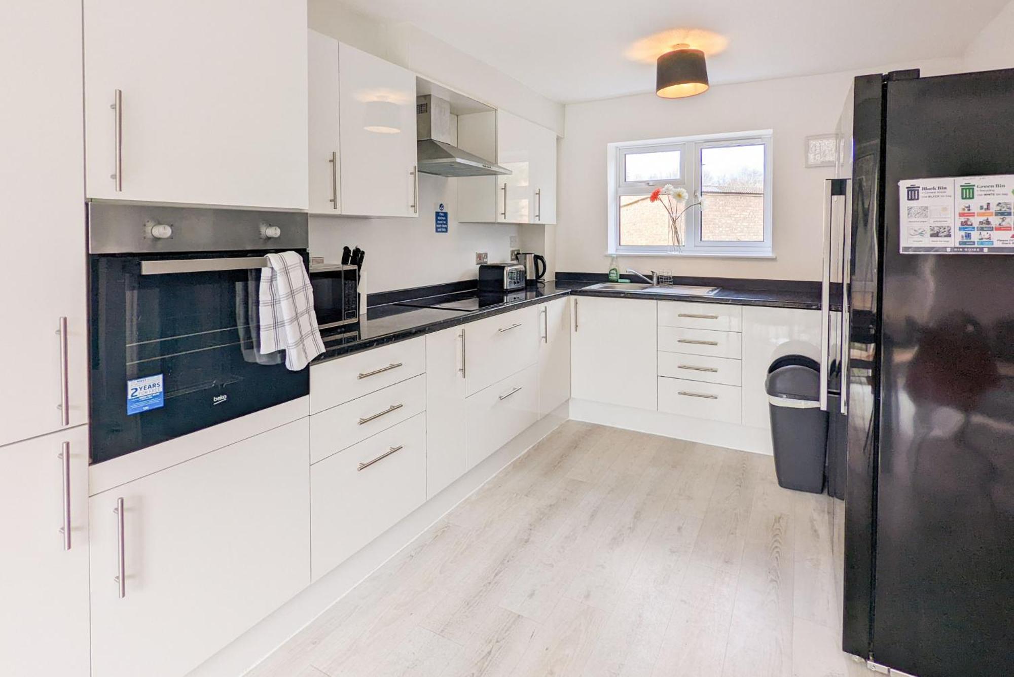 5-Bedroom Contractor House With 10 Beds Free Parking And Free Wifi - Outfield Homes By Your Lettings Short Lets & Serviced Accommodation Peterborough Luaran gambar