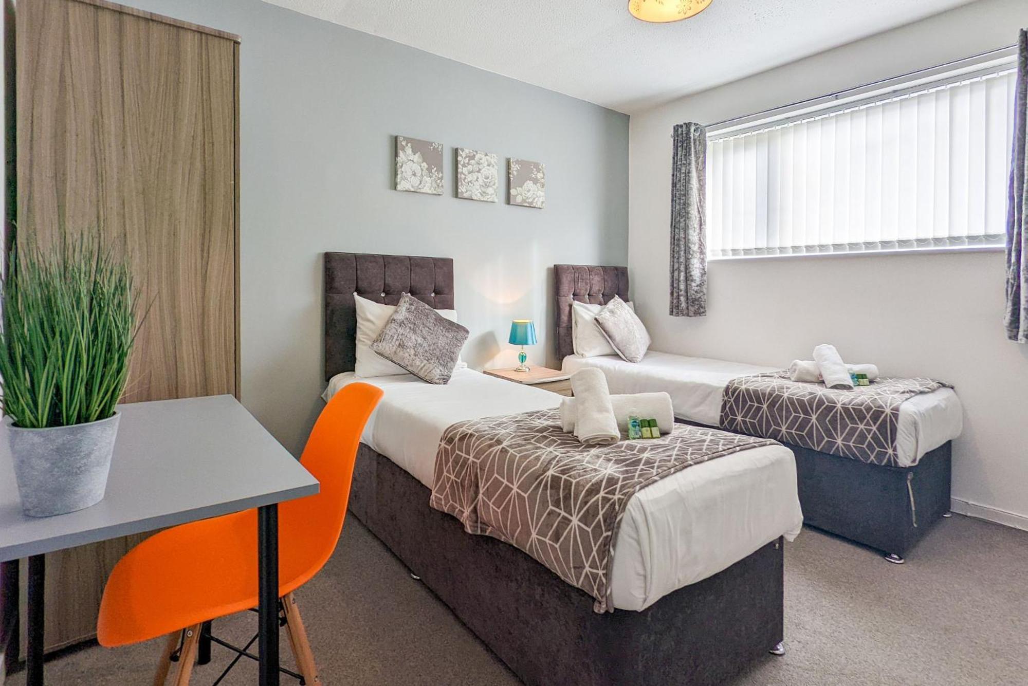 5-Bedroom Contractor House With 10 Beds Free Parking And Free Wifi - Outfield Homes By Your Lettings Short Lets & Serviced Accommodation Peterborough Luaran gambar