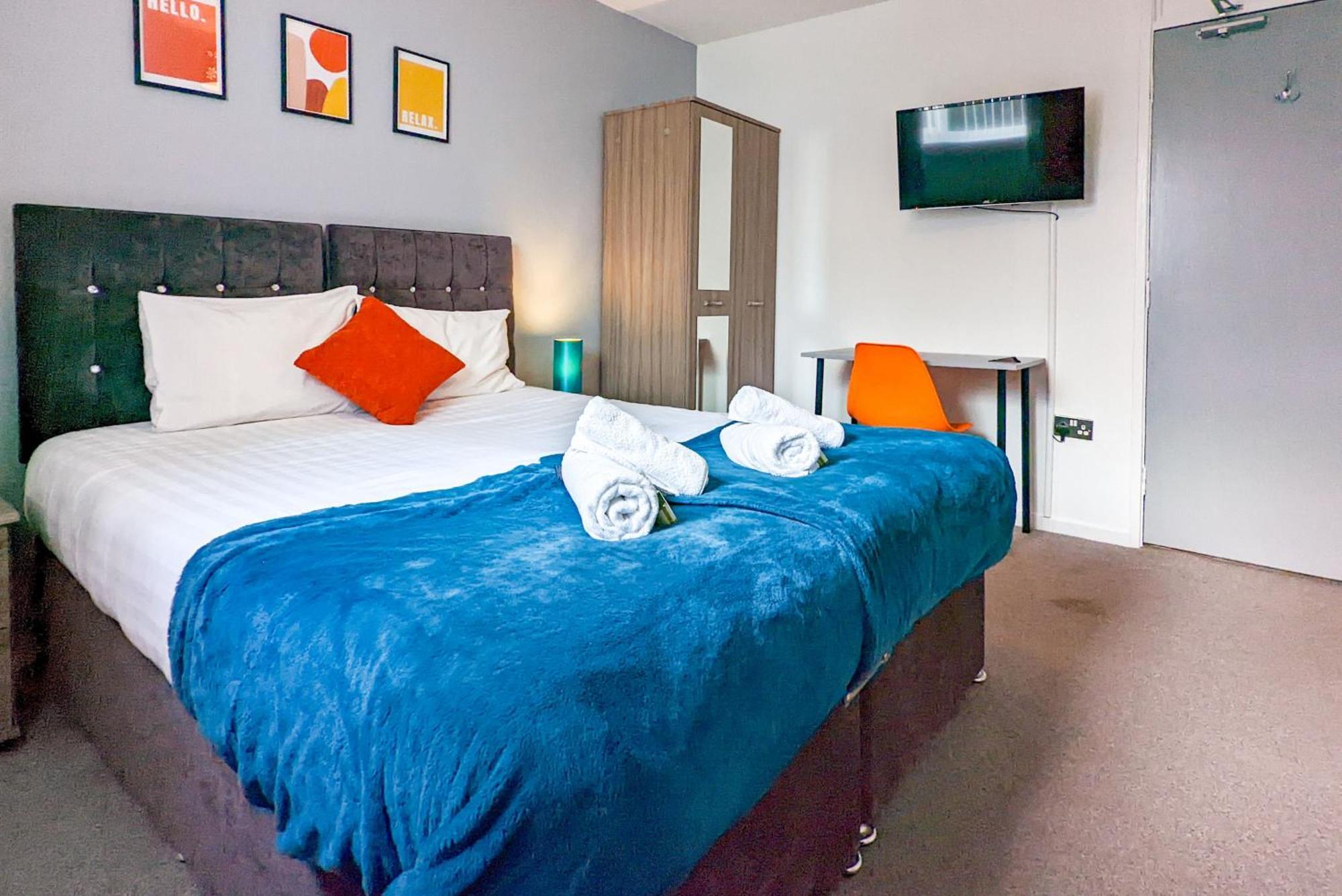 5-Bedroom Contractor House With 10 Beds Free Parking And Free Wifi - Outfield Homes By Your Lettings Short Lets & Serviced Accommodation Peterborough Luaran gambar