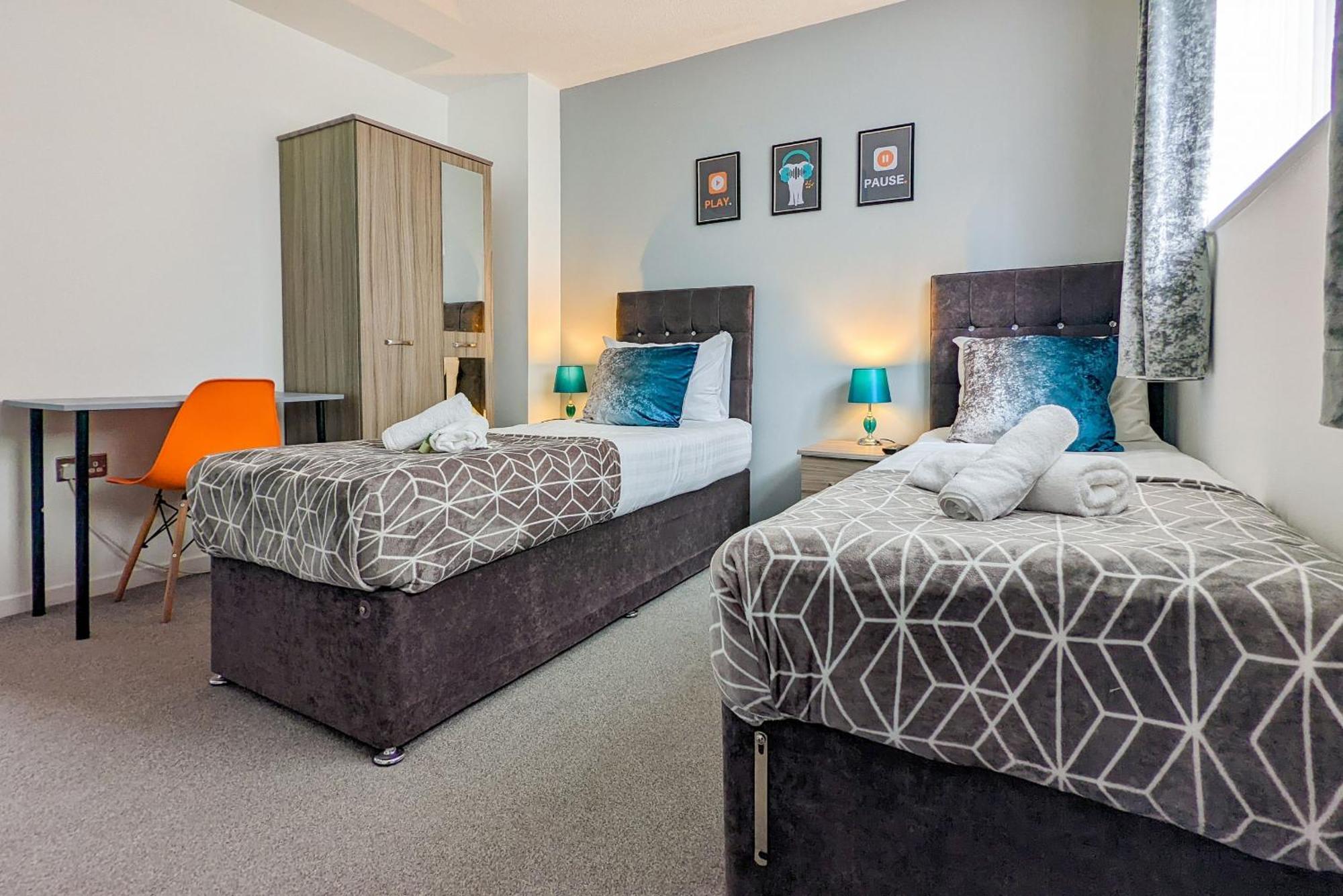 5-Bedroom Contractor House With 10 Beds Free Parking And Free Wifi - Outfield Homes By Your Lettings Short Lets & Serviced Accommodation Peterborough Luaran gambar